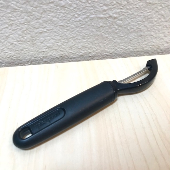 1 peeler. 7.5" long. stainless steel blade. Ambidextrous.Swivel blade. Good Cook - Picture 4 of 4